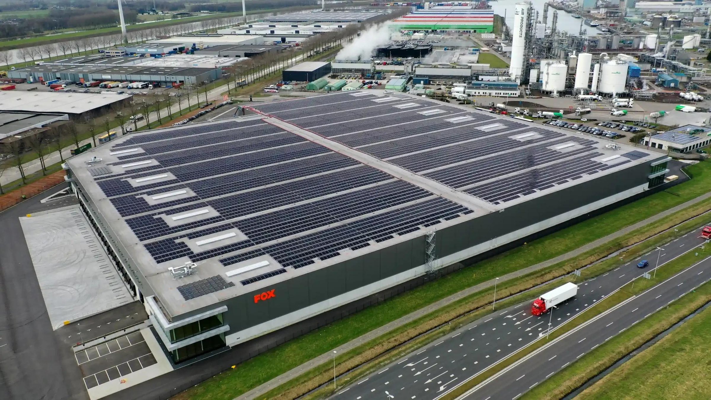 Zakelijke zonnepanelen door Zoncoalitie op Smartlog 9 in Rotterdam