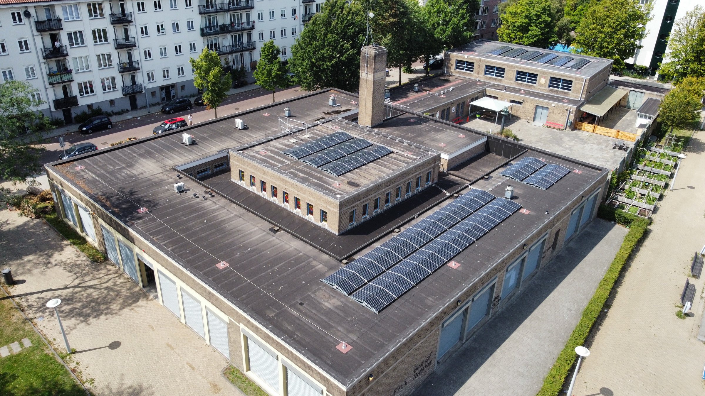 Zakelijke zonnepanelen op het dak van ROC op maat