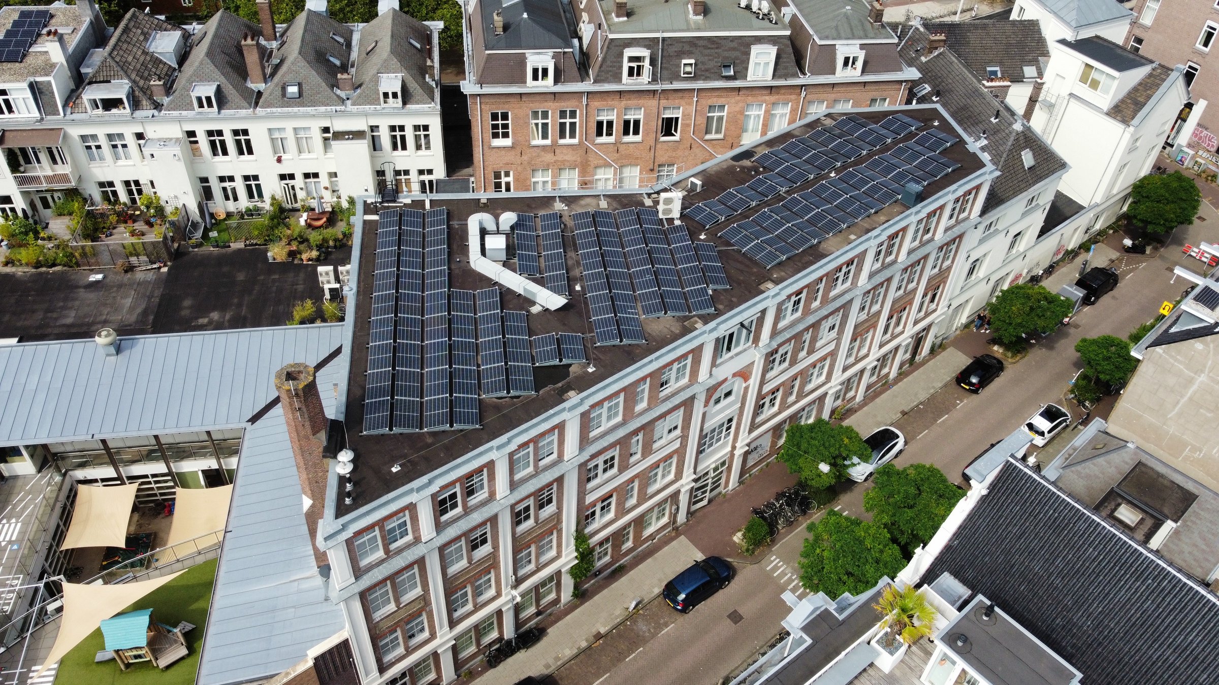 Zakelijke zonnepanelen op het dak van de Stadhouderskade
