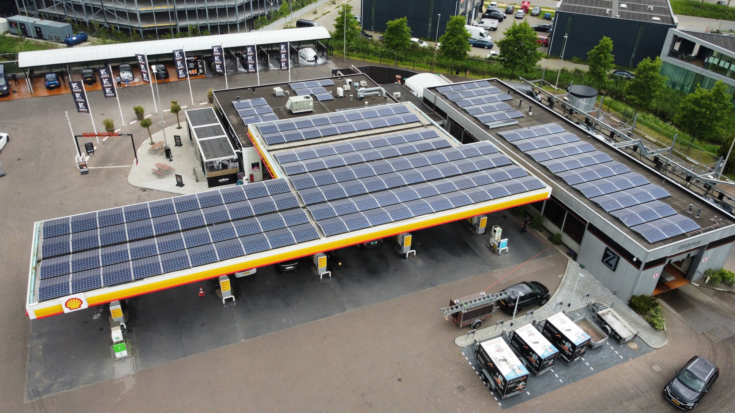 Zakelijke zonnepanelen op tankstation Zwart